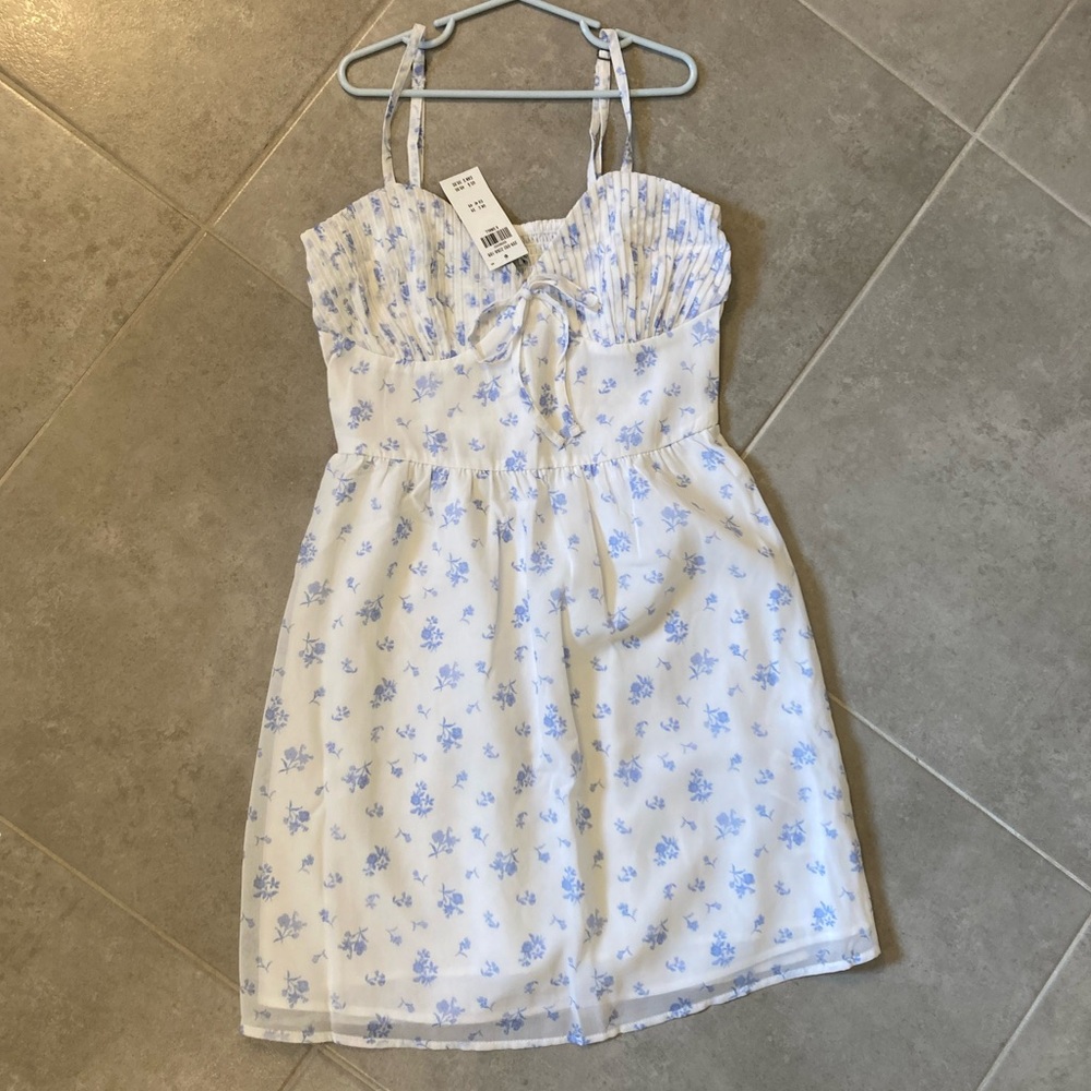 Gorgeous smocked white and blue floral Hollister mini dress. Womens size XS. NWT